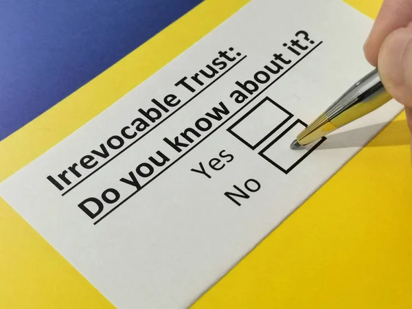Person Svarar Frågor Oåterkalleligt Förtroende — Stockfoto