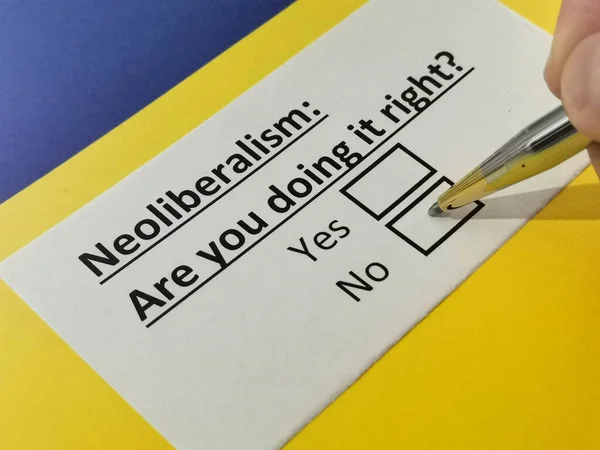 Bir kişi neoliberalizm hakkındaki soruyu cevaplıyor..