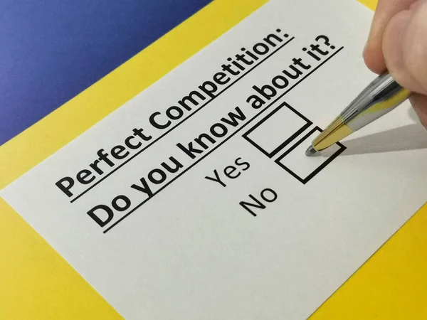 Bir kişi mükemmel rekabet hakkındaki soruyu cevaplıyor..