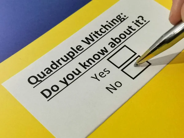 Bir kişi dörtlü cadılıkla ilgili soruya cevap veriyor..