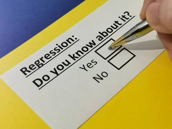 Una Persona Está Respondiendo Pregunta Sobre Regresión — Foto de Stock