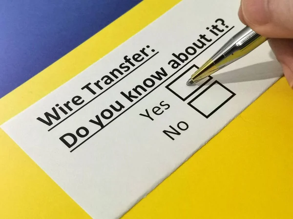 Bir kişi para transferiyle ilgili soruya cevap veriyor..