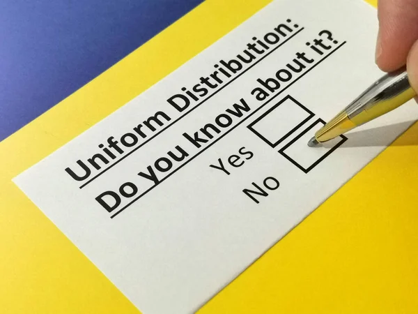 Bir kişi üniforma dağıtımıyla ilgili soruya cevap veriyor..