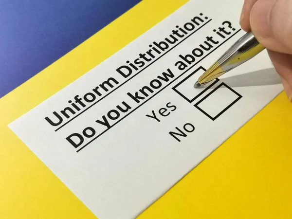 Bir kişi üniforma dağıtımıyla ilgili soruya cevap veriyor..