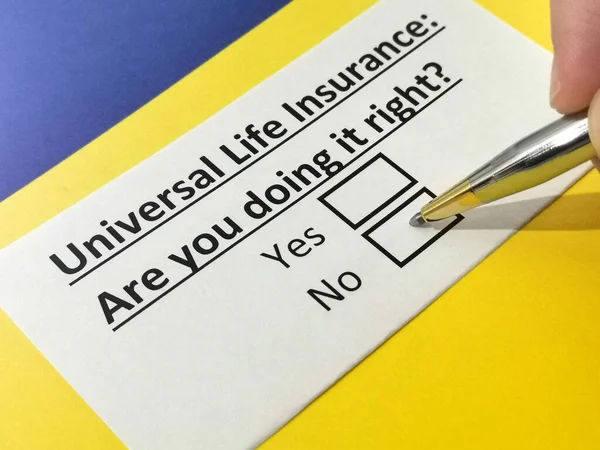 Bir kişi evrensel hayat sigortası hakkındaki soruyu cevaplıyor..