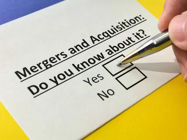 Bir kişi birleşme ve satın alma sorularını cevaplıyor..