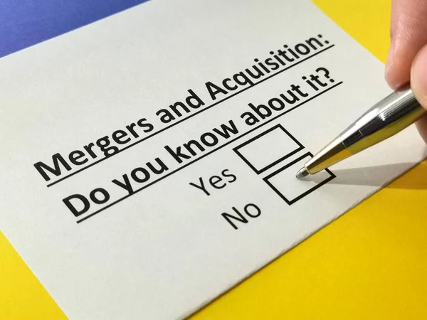 Bir kişi birleşme ve satın alma sorularını cevaplıyor..