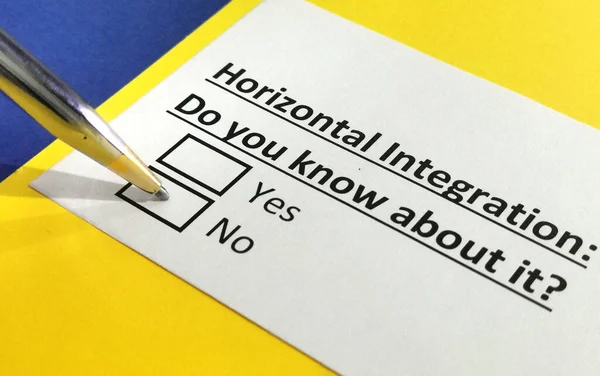 Una Persona Está Respondiendo Pregunta Sobre Integración Horizontal — Foto de Stock