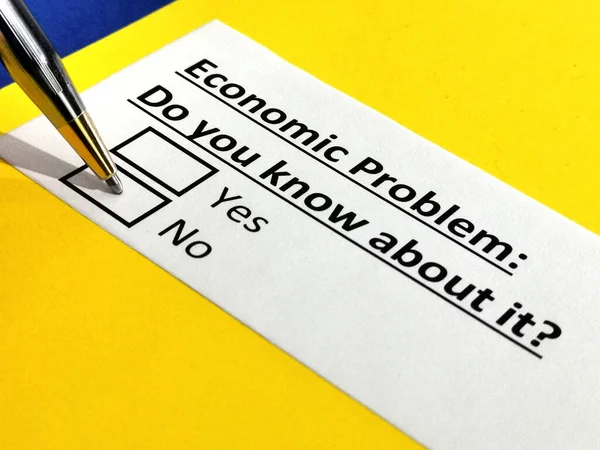 Bir kişi ekonomik soruna cevap veriyor.
