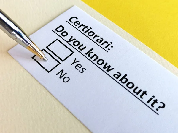 Bir kişi sertifikayla ilgili soruya cevap veriyor..