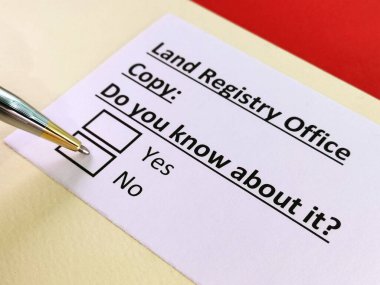 Bir kişi tapu dairesi kopyası hakkındaki soruları cevaplıyor..