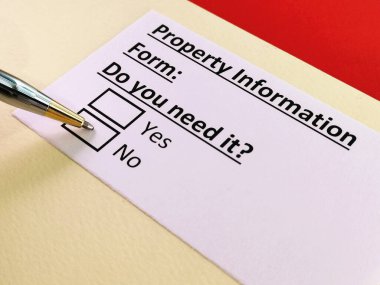 Bir kişi mülkiyet bilgisi formu hakkında soruya cevap veriyor.