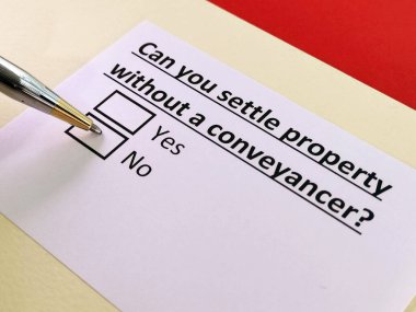 Bir kişi nakliyeciyi işe almakla ilgili soruya cevap veriyor..