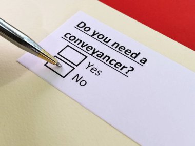 Bir kişi nakliyeciyle ilgili soruya cevap veriyor..