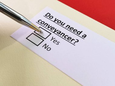 Bir kişi nakliyeciyle ilgili soruya cevap veriyor..