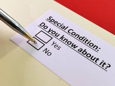 Bir kişi özel durumla ilgili soruya cevap veriyor..