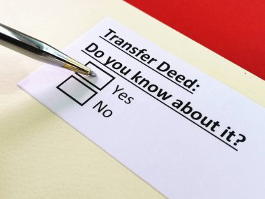 Bir kişi transferle ilgili soruya cevap veriyor..