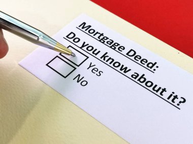 Bir kişi ipotek senedi ile ilgili soruları cevaplıyor..