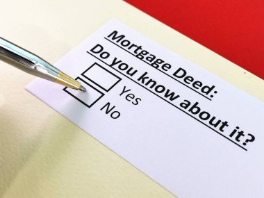 Bir kişi ipotek senedi ile ilgili soruları cevaplıyor..