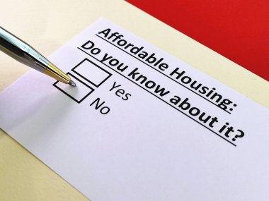 Bir kişi uygun fiyatlı konut sorusunu yanıtlıyor.