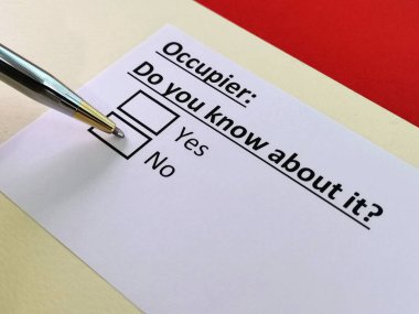 Bir kişi işgalciyle ilgili soruya cevap veriyor..