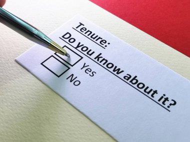 Bir kişi görev süresiyle ilgili soruya cevap veriyor..