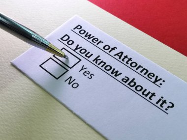 Bir kişi vekaletnameyle ilgili soruya cevap veriyor..