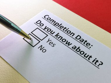 Bir kişi tamamlanma tarihiyle ilgili soruya cevap veriyor..