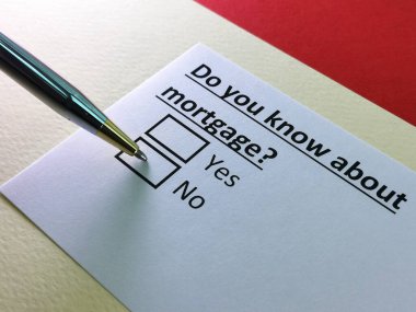 Bir kişi ipotekle ilgili soruya cevap veriyor..