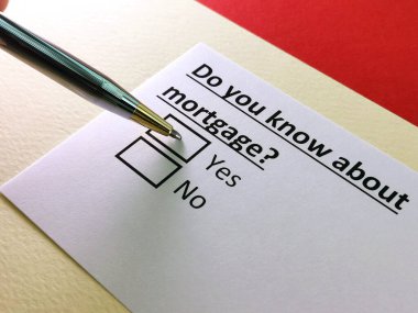 Bir kişi ipotekle ilgili soruya cevap veriyor..