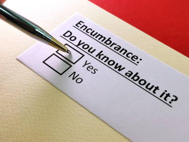 Bir kişi yükümlülükle ilgili soruya cevap veriyor..