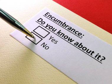 Bir kişi yükümlülükle ilgili soruya cevap veriyor..