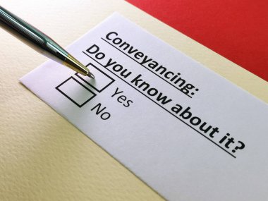 Bir kişi taşımacılıkla ilgili soruya cevap veriyor..