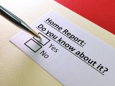 Bir kişi ev raporuyla ilgili soruya cevap veriyor..