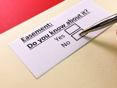 Bir kişi kolaylıkla ilgili soruya cevap veriyor..