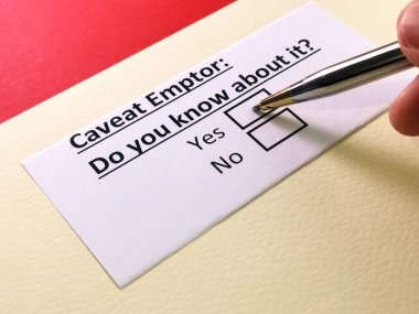 Bir kişi uyarıcıyla ilgili soruya cevap veriyor..