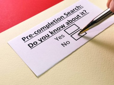 Bir kişi tamamlama öncesi aramayla ilgili soruya cevap veriyor..