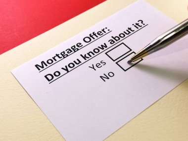 Bir kişi ipotek teklifine cevap veriyor.