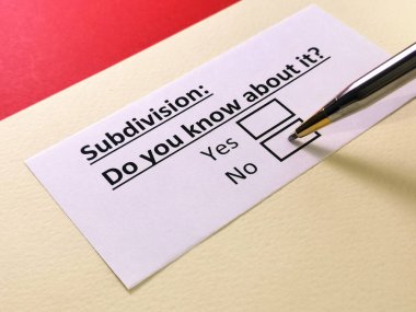 Bir kişi, bölünmeyle ilgili sorulara cevap veriyor..