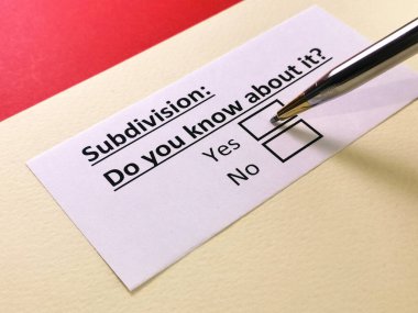 Bir kişi, bölünmeyle ilgili sorulara cevap veriyor..