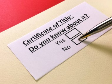 Bir kişi başlık sertifikası hakkındaki soruları yanıtlıyor.