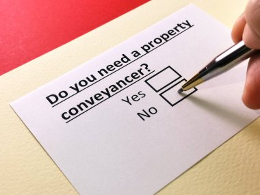 Bir kişi mal taşıyıcısı ile ilgili soruya cevap veriyor.