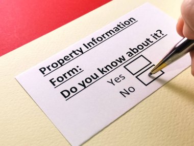 Bir kişi mülkiyet bilgisi formu hakkında soruya cevap veriyor.