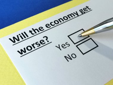 Bir kişi kötü ekonomiyle ilgili soruya cevap veriyor.