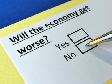 Bir kişi kötü ekonomiyle ilgili soruya cevap veriyor.