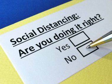 Bir kişi sosyal uzaklık sorusunu cevaplıyor..