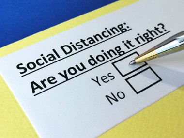 Bir kişi sosyal uzaklık sorusunu cevaplıyor..