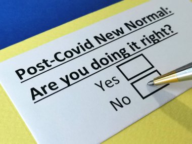 Bir kişi, post-covid yeni normal hakkında bir soruya cevap veriyor..