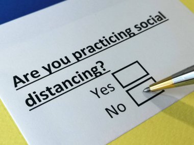 Bir kişi sosyal uzaklık sorusunu cevaplıyor..