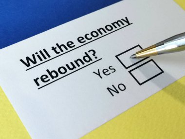 Bir kişi ekonomi ile ilgili soruya cevap veriyor.